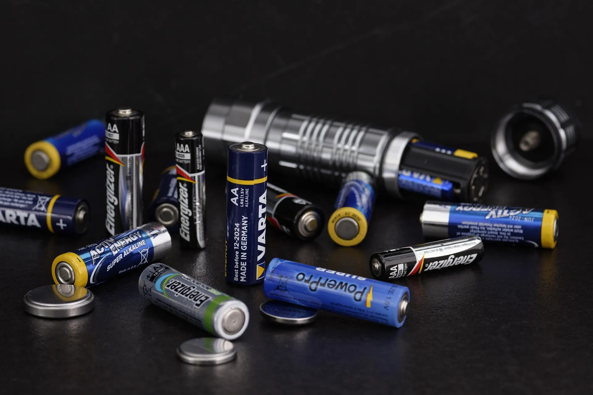  Elektrolitik Manganez Dioksit EMD Pilin İçinde Çalışıyor